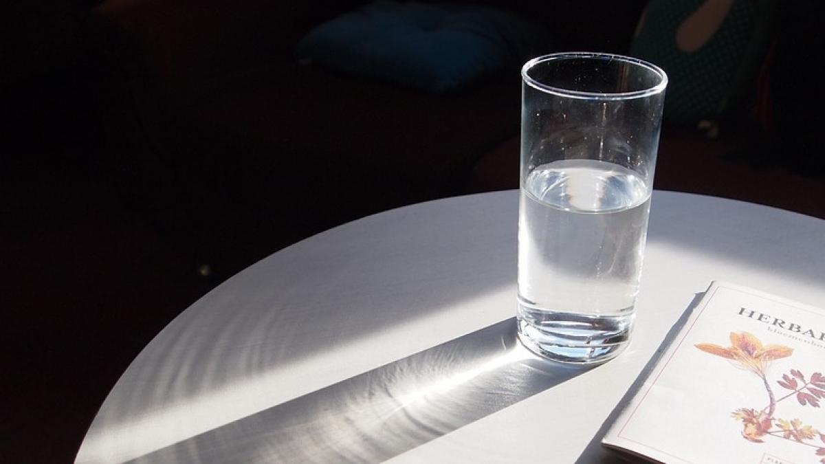 descoperire socanta particule de plastic gasite in sticle de apa plata