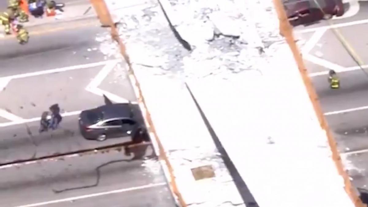 o pasarela s a prabusit peste un drum aglomerat mai multe persoane au decedat in urma incidentului