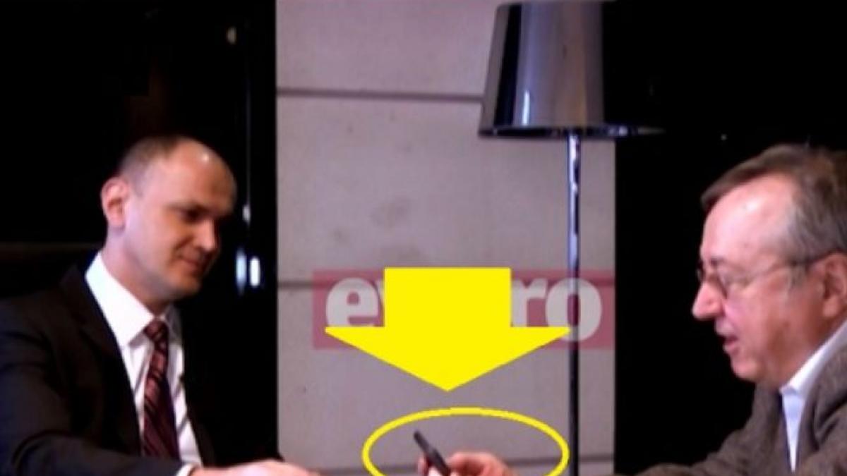 sebastian ghita arata fotografia cu kovesi la el acasa