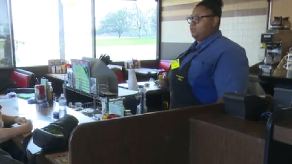 un barbat a intrat intr un restaurant si a surprins o pe chelnerita facand ceva cu adevarat