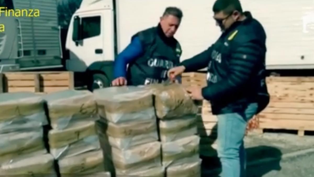 un roman a descoperit modalitatea perfecta sa transporte droguri peste granita barbatul a ascuns