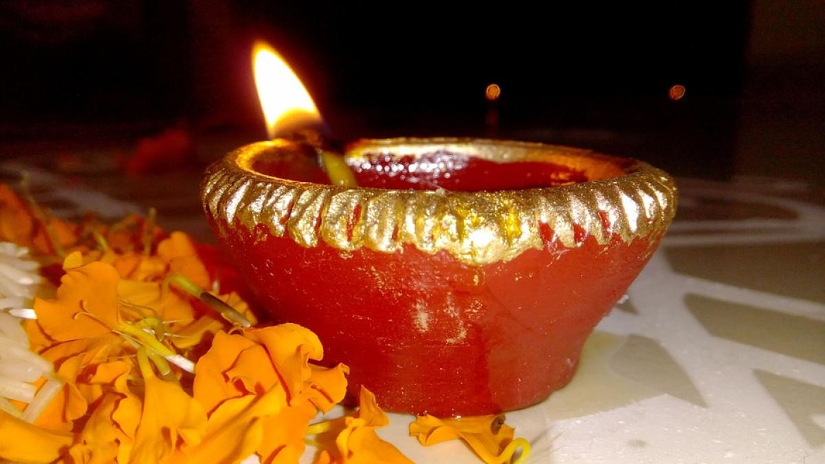 ce se intampla daca scrii numele cuiva pe un biletel si il arzi in flacara unei lumanari