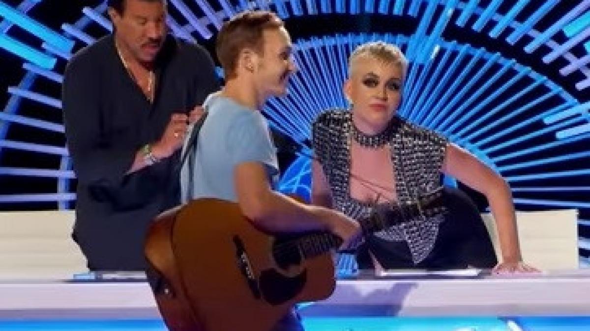 katy perry aspru criticata pe internet artista a sarutat un concurent la american idol m am simtit