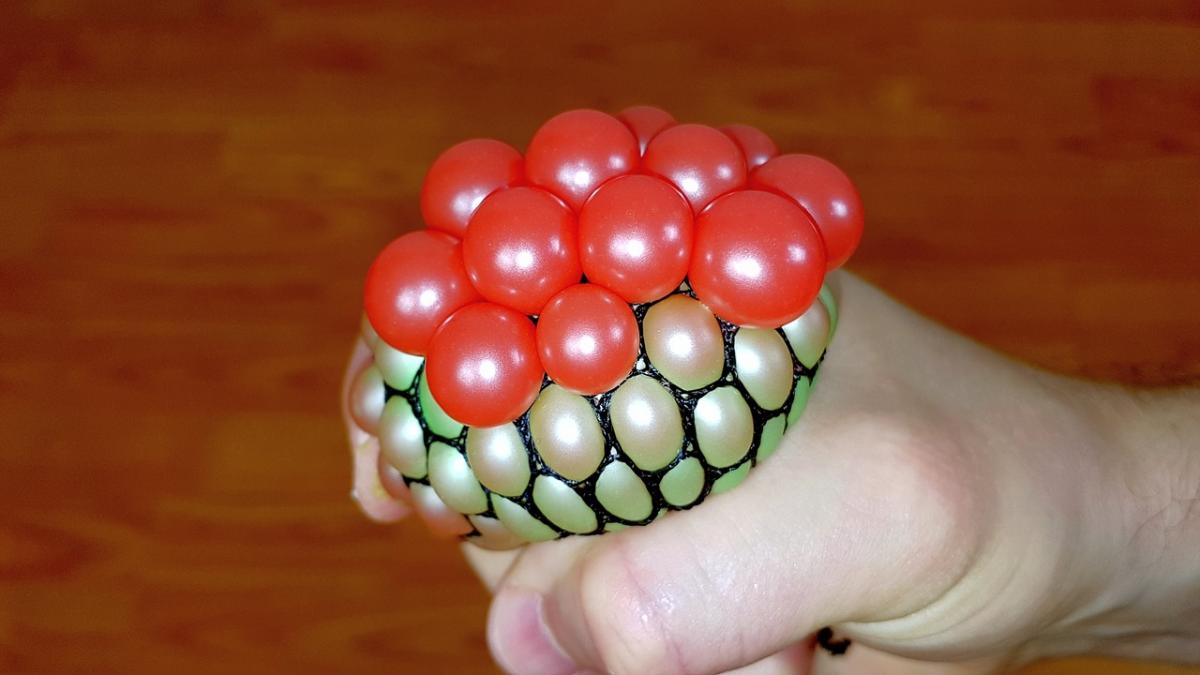 o noua jucarie i a cucerit pe copii dupa kendama si spinner a aparut squishy