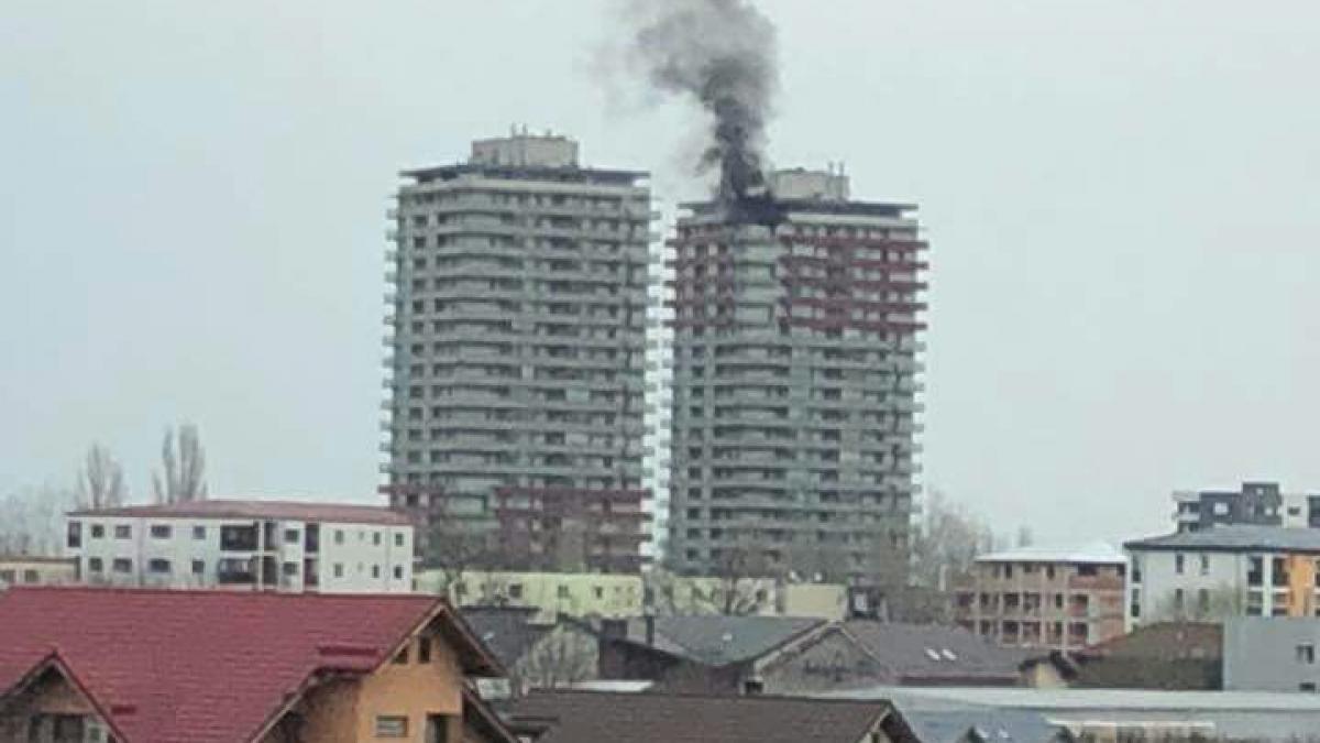 incendiu puternic la un bloc din berceni pompierii spun ca e posibil ca mai multe persoane sa fi