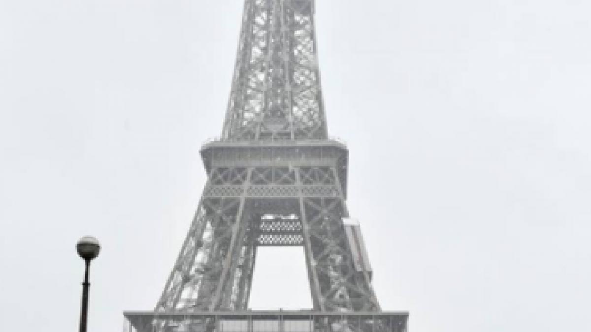 dezamagire pentru turistii ajunsi in paris turnul eiffel inchis din cauza zapezii