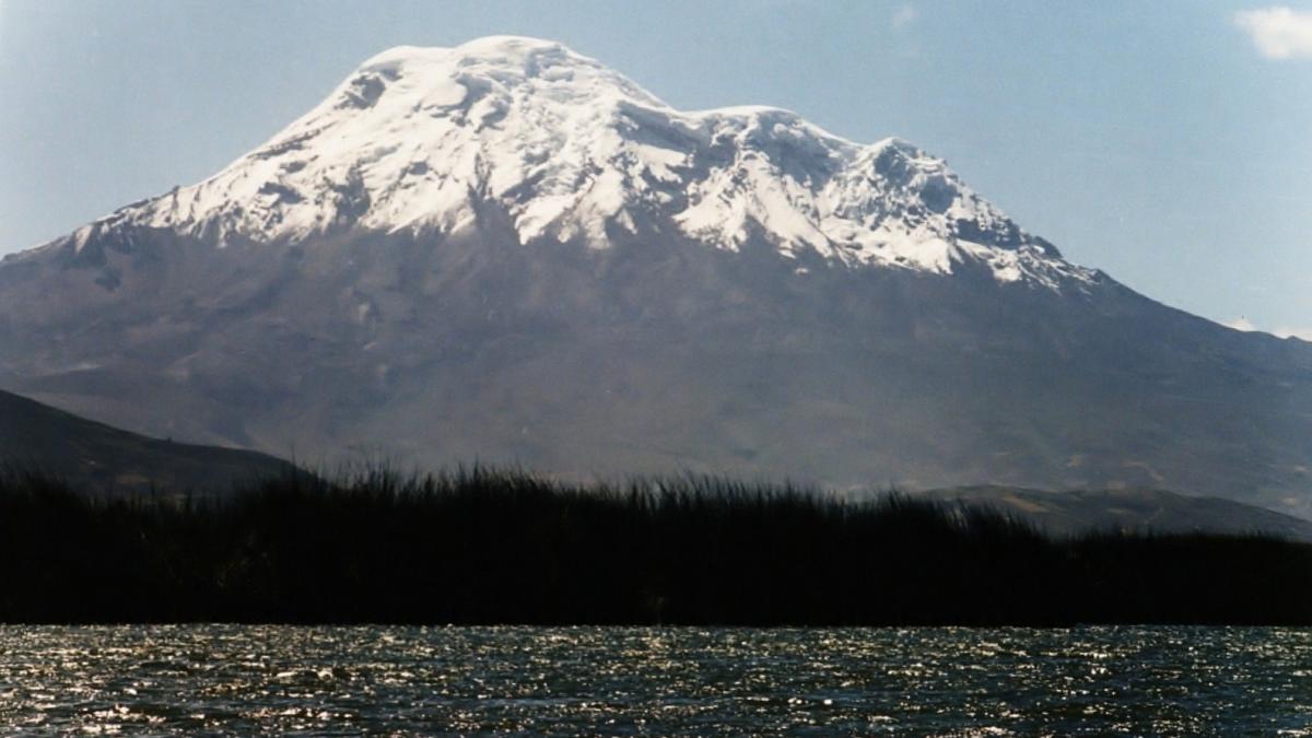 everest nu este cel mai inalt varf muntos din lume