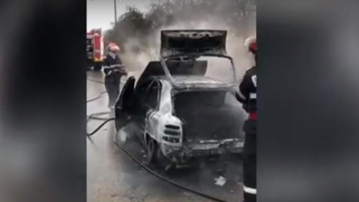 o masina din caras severin cuprinsa de flacari uriase autoturismul s a facut scrum