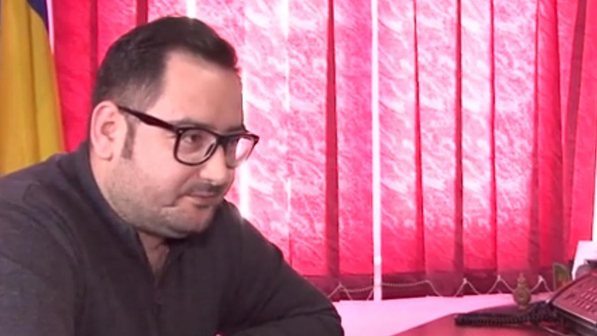 situatie incredibila in gorj un primar s a dat singur in judecata pentru a castiga o majorare