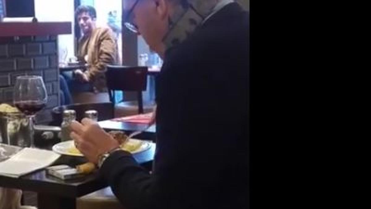 s a dus in restaurant dar nu se astepta sa vada asa ceva asa ca a pus mana pe telefon si a