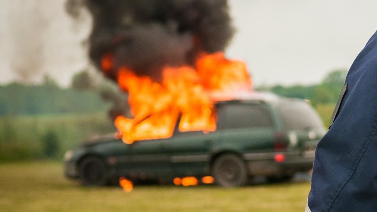 si a incendiat propria masina barbatul din bacau a fost grav ranit