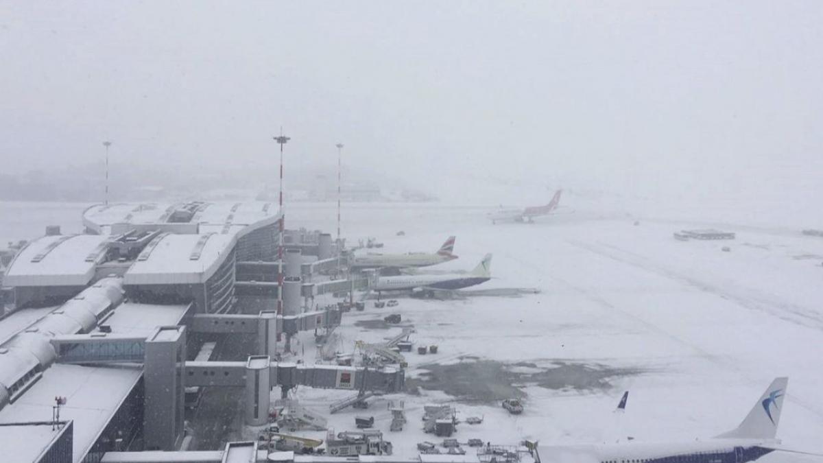 traficul aerian este paralizat pe aeroportul otopeni