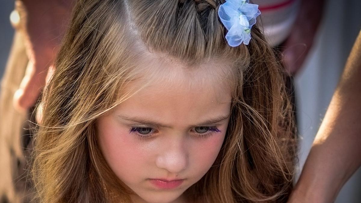 in clasa noastra venise o colega noua care ne a invitat la ziua ei nu am vrut sa ma duc dar mama m