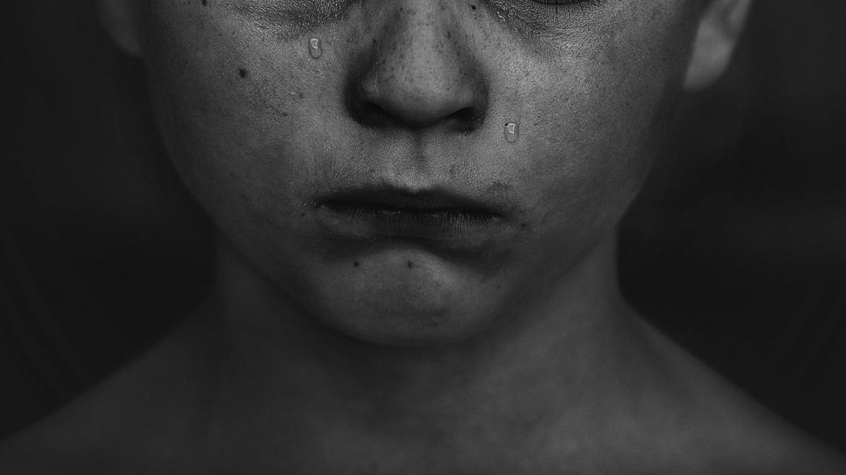 un copil de sapte ani internat in spital dupa ce a fost batut de iubita tatalui sau