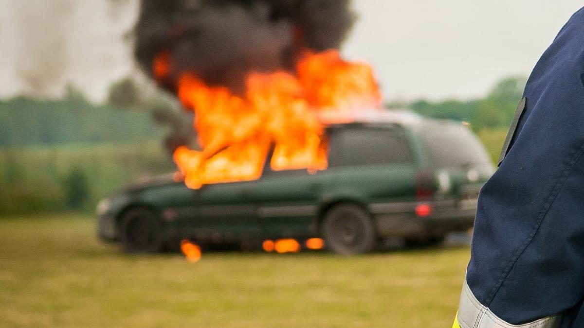 a declansat un incendiu asupra unui automobil faptasul a fost gasit cu rani grave la nivelul fetei