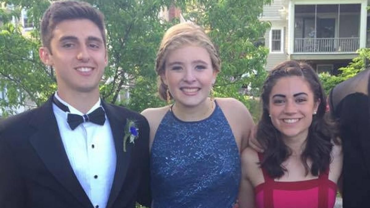 a murit la scurt timp dupa balul de absolvire motivul pentru care toate fetele vor sa imbrace