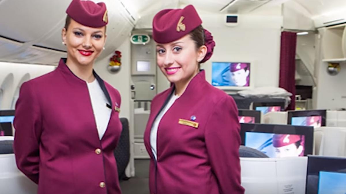 de ce toate stewardesele tin mainile la spate atunci cand intampina pasagerii