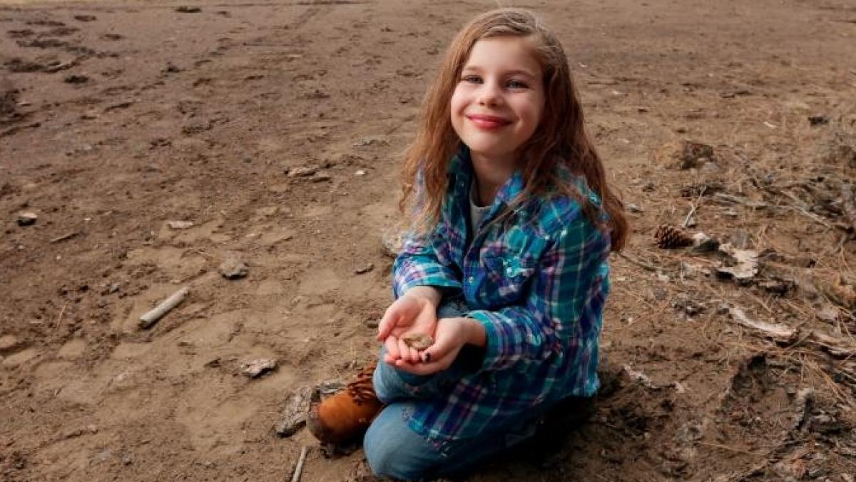 o fetita de sase ani a mers cu sora sa la un meci de fotbal pentru ca se plictisea cumplit a