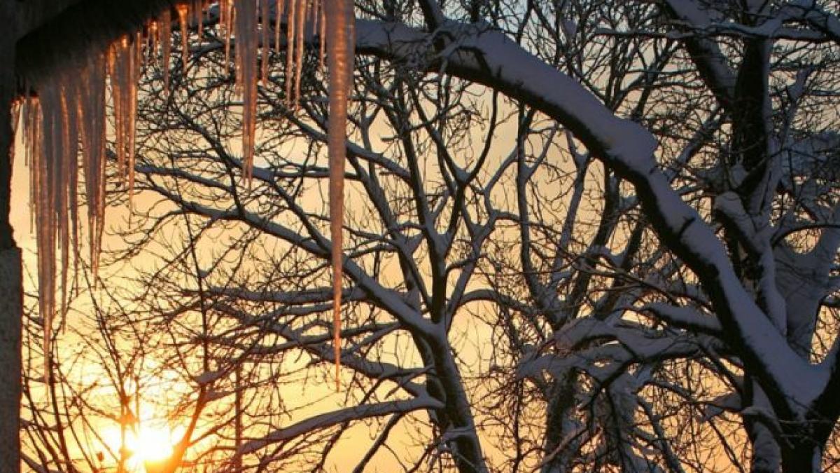 un ciclon cu praf saharian ar putea aduce ninsoare portocalie peste romania