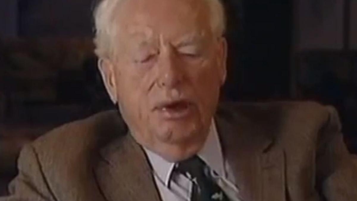 la 92 de ani controleaza zeci de mii de hectare de teren si padure in romania are locuinte in