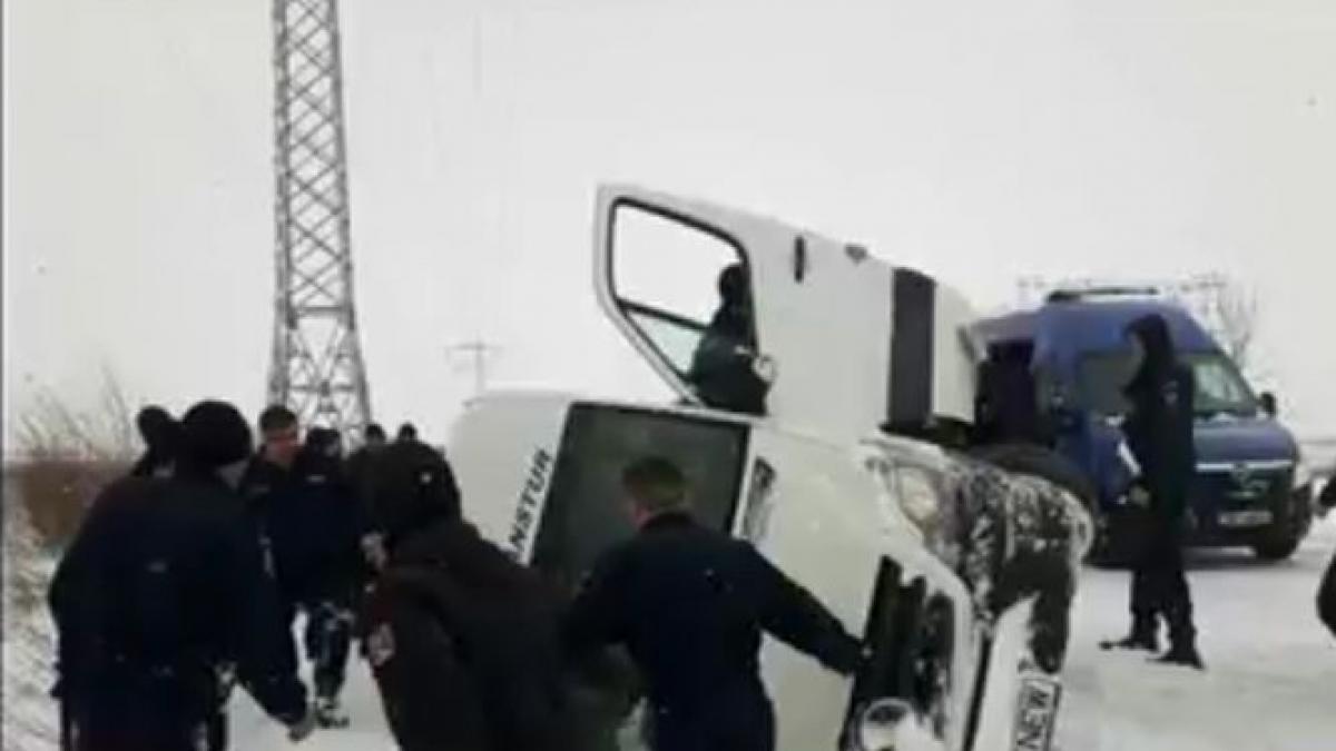 microbuz rasturnat in urma cu scurt timp jandarmii intervin