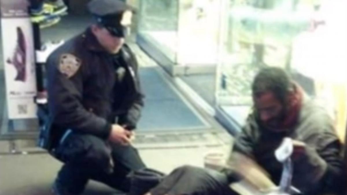 un om al strazii refuza sa plece din magazin din cauza frigului de afara asa ca angajatii au chemat