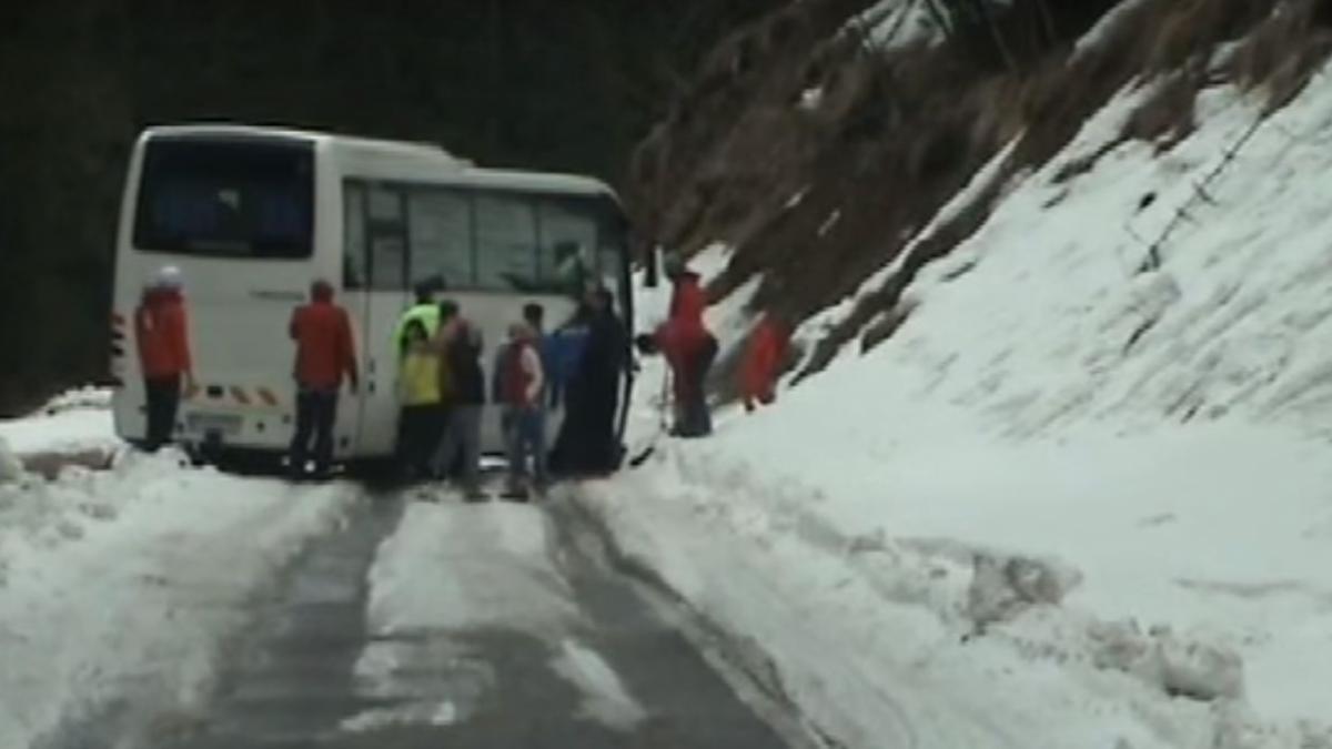 vremea severa aduce primele probleme un autocar cu 31 de copii a derapat in judetul mures