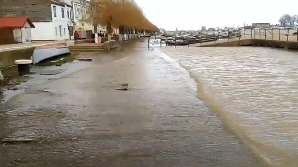 dunarea a inundat faleza din sulina apa a ajuns si intr un cartier de locuinte
