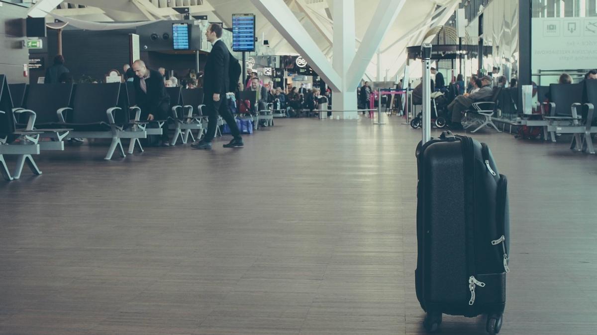 peste 100 de pasageri blocati pe aeroportul din stuttgart pilotul consumase bauturi alcoolice