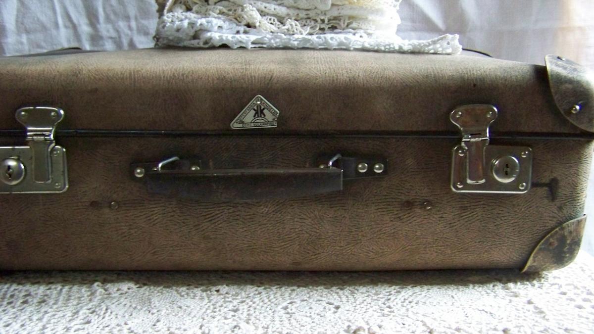 se plimba linistit prin mall cand politia s a apropiat intamplator de el cand i au zarit servieta