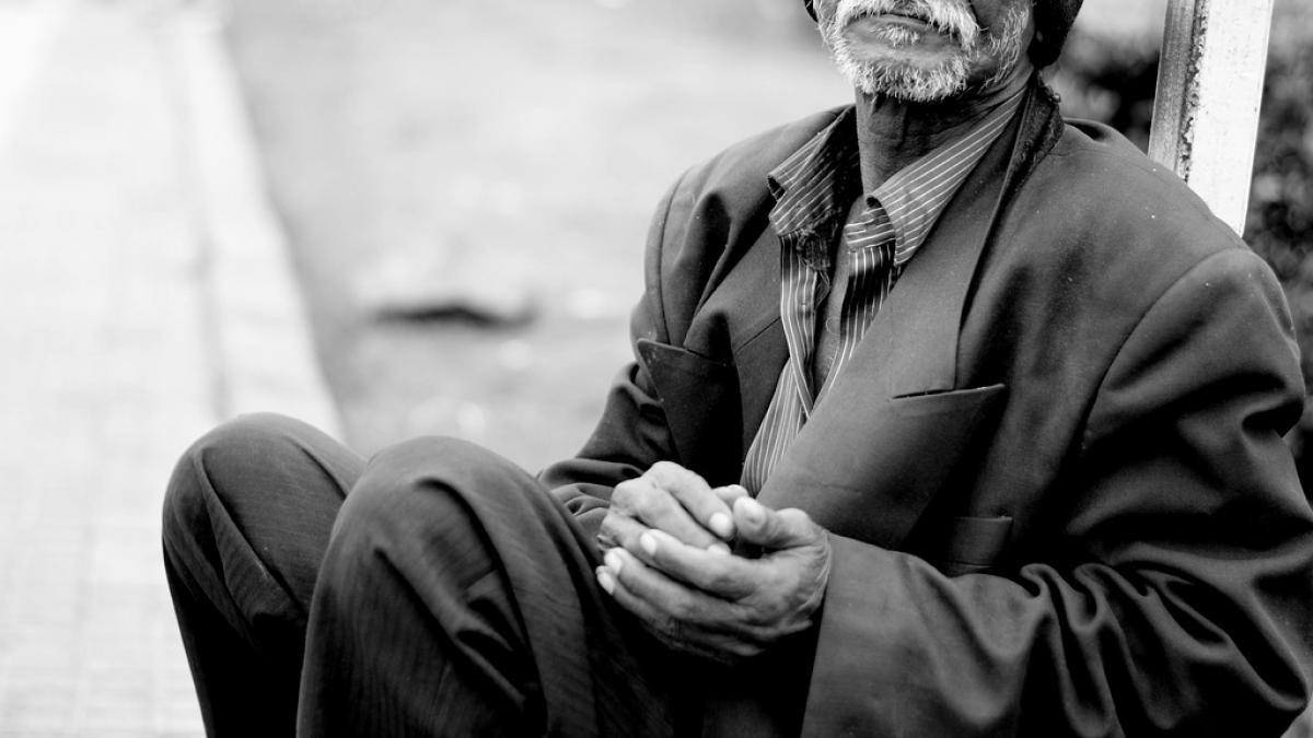 un batranel sarac a fost intrebat de un om bogat de ce este fericit daca nu are nimic pe aceasta