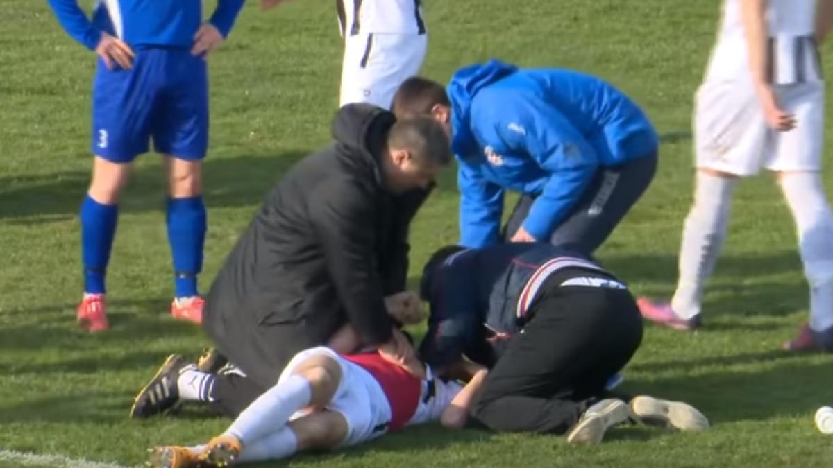 doliu in lumea fotbalului un jucator a murit pe teren dupa ce a fost lovit cu mingea in piept video