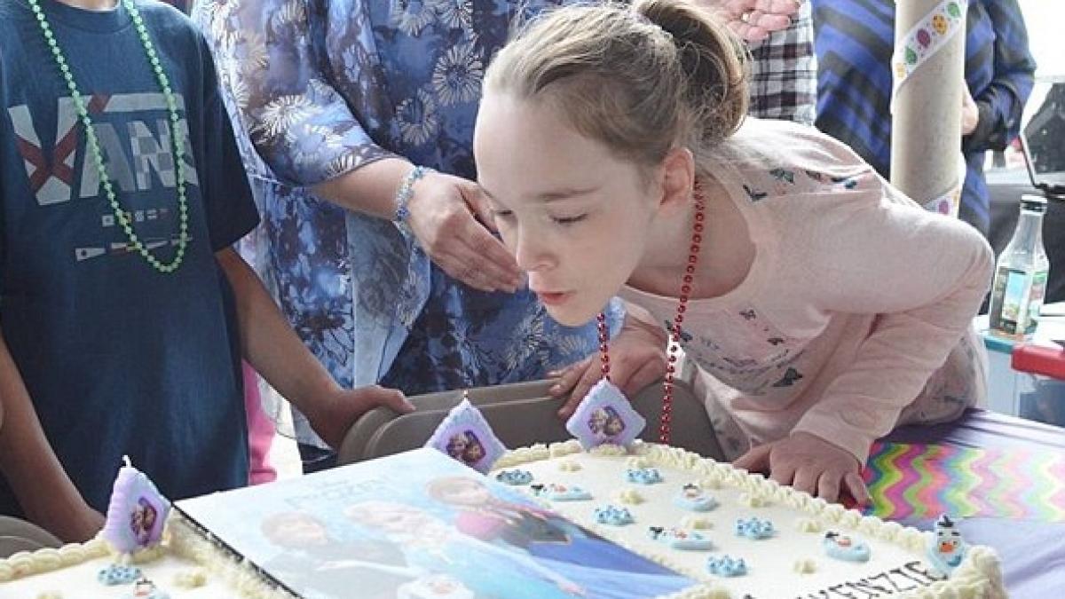 o fetita bolnava si a chemat prietenii la ziua sa de nastere dar nu a venit nimeni ce s a intamplat