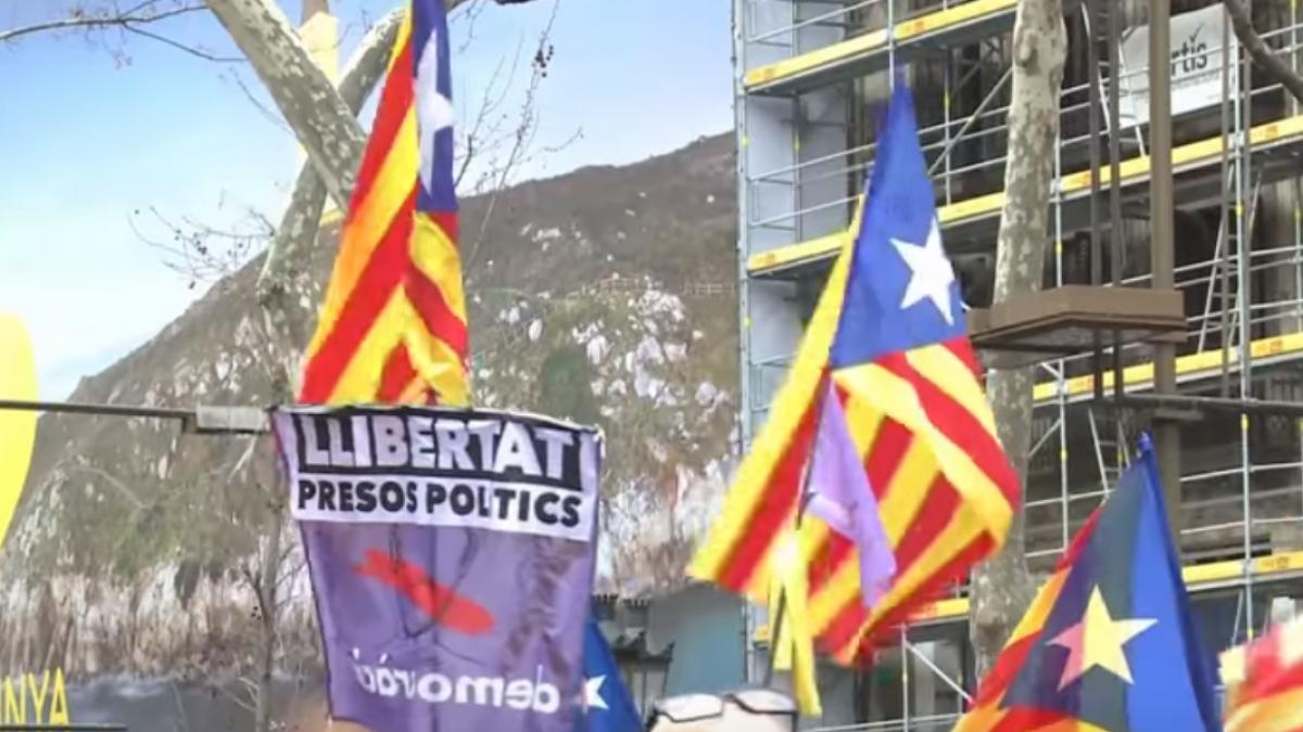proteste de amploare la barcelona zeci de mii de oameni au iesit in strada dupa arestarea lui