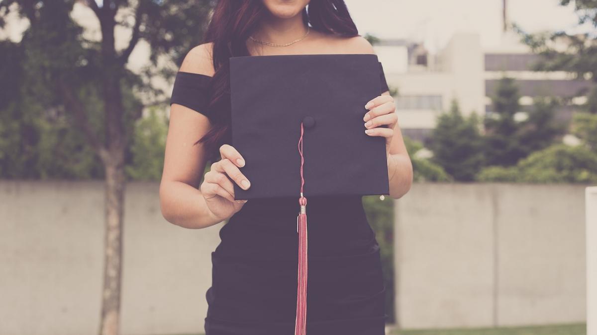 tatal ei a murit inainte ca ea sa si ia licenta cand si a citit mesajele tanara a avut parte de o