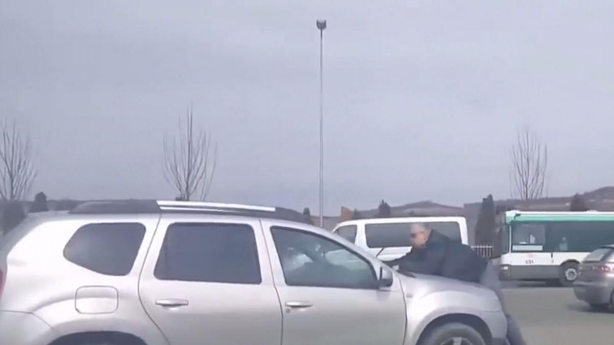 imagini socante surprinse in cluj un barbat a fost lovit de o masina si plimbat cateva zeci de