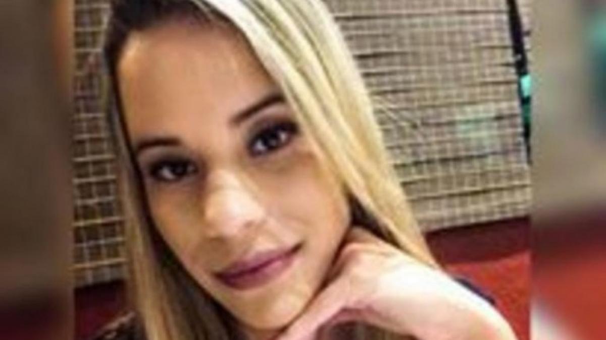 se afla in statia de autobuz cand un om al strazii s a apropiat de ea si i a cerut bani pentru