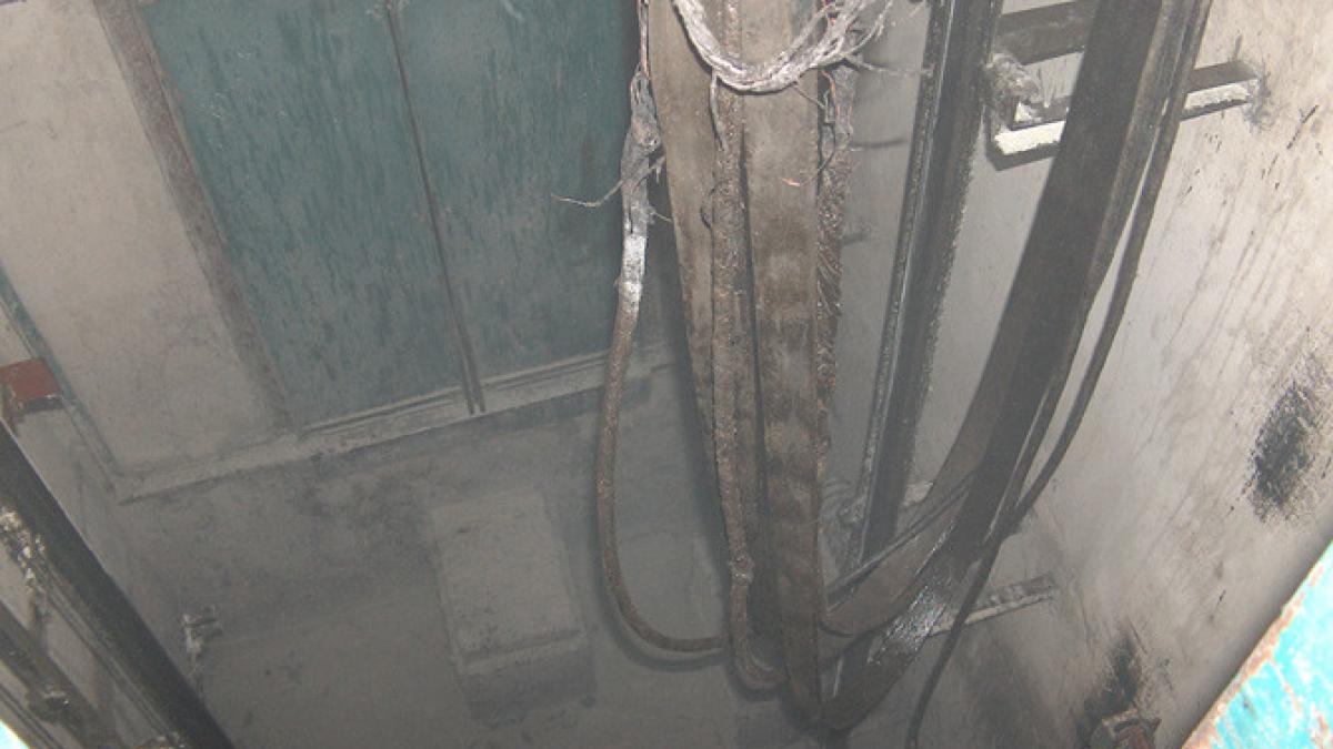 o femeie a cazut cu liftul intr un bloc din capitala