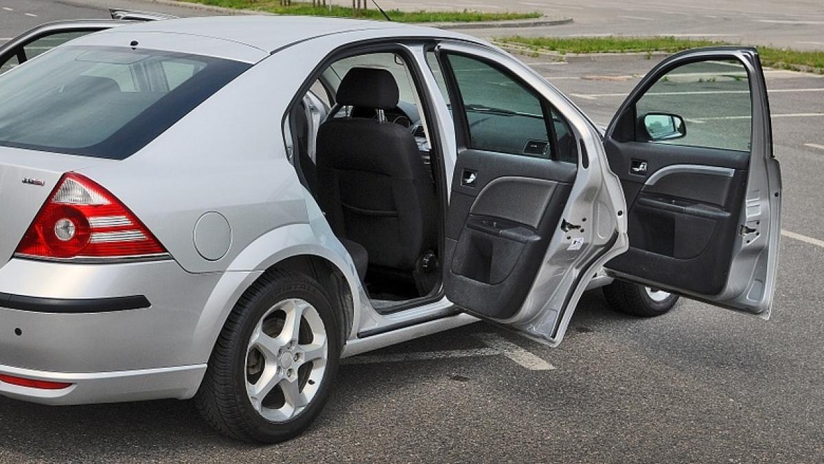 Atenție când parcați la supermarket! Dacă observați acest lucru la mașină, sunați de urgență la 112