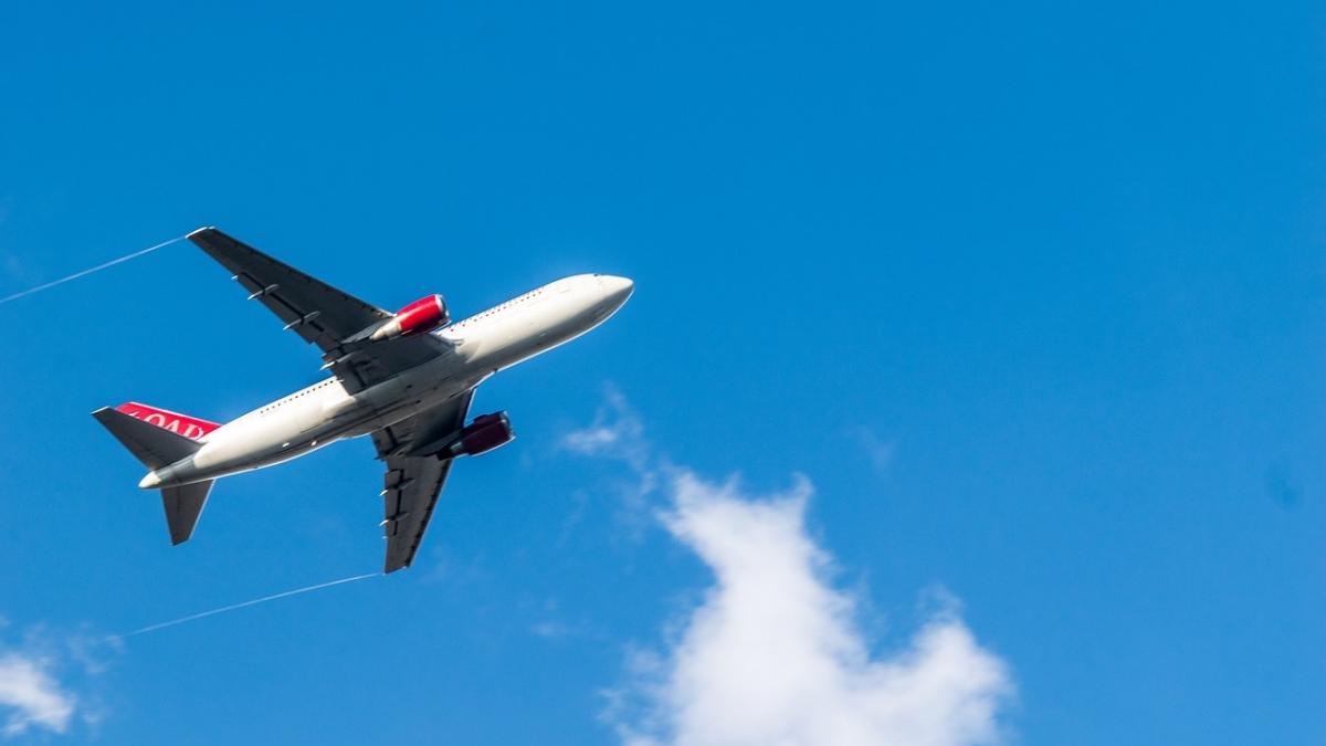 incident la bordul unui avion birminghan bucuresti un tanar a incercat sa intre peste piloti in