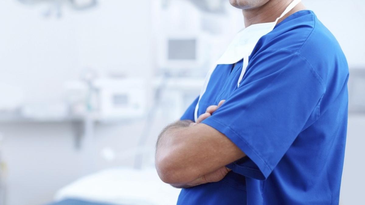 povestea baiatului care a ajuns doctor datorita unui pahar de lapte