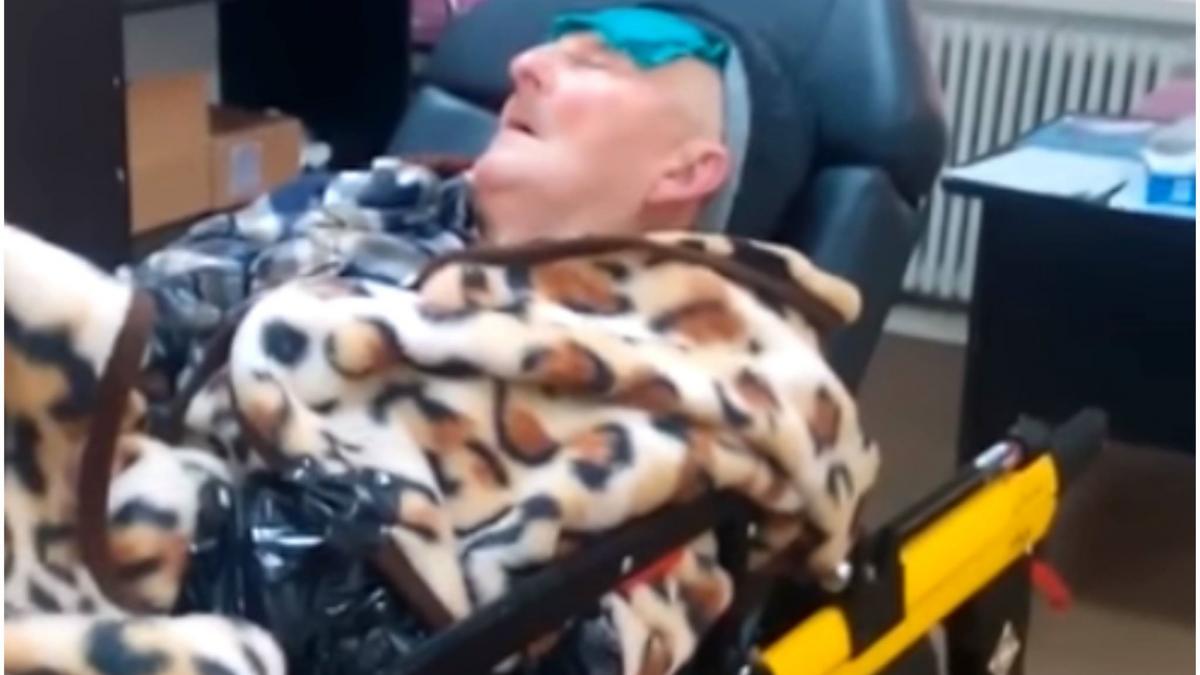 batranul de 84 de ani a facut accident vascular cerebral fiul sau l a dus la spital dar a ramas