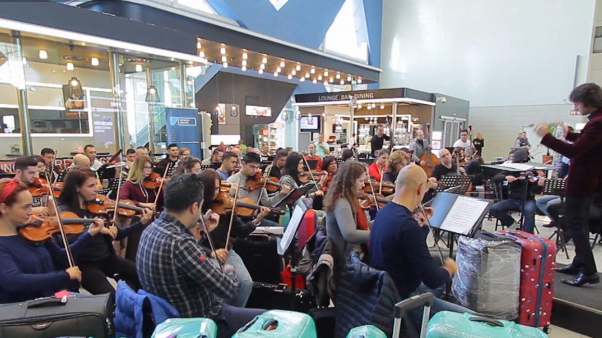 eroii zilei orchestra simfonica bucuresti a cantat intr un cinema mai multe melodii celebre din