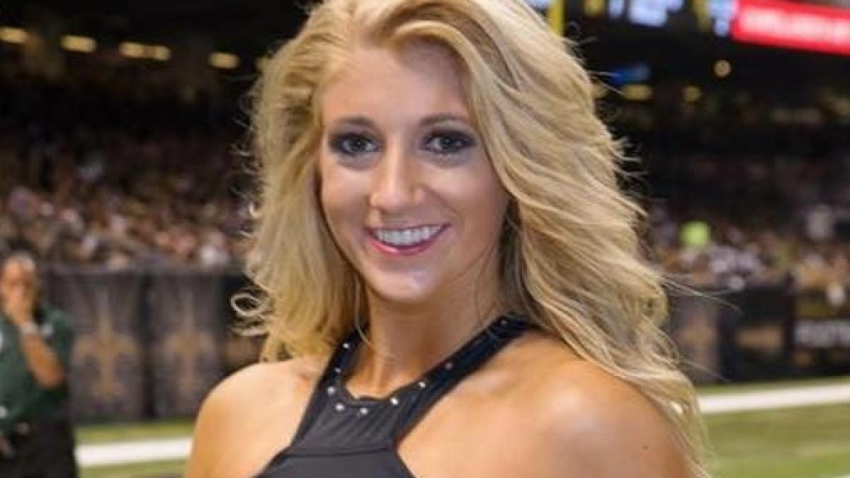 fotografia din cauza careia o majoreta a fost concediata ce mesaj a primit imediat dupa ce a postat