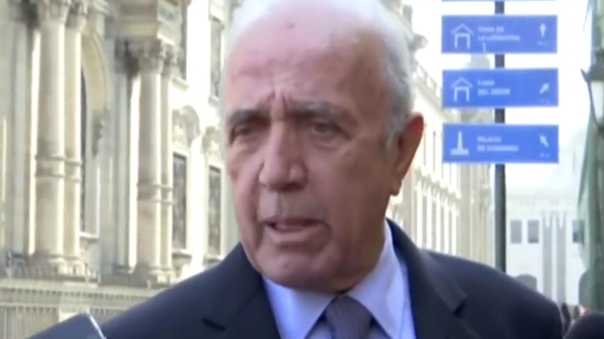 politician palmuit in timp ce acorda un interviu in direct momentul a starnit hohote de ras pe