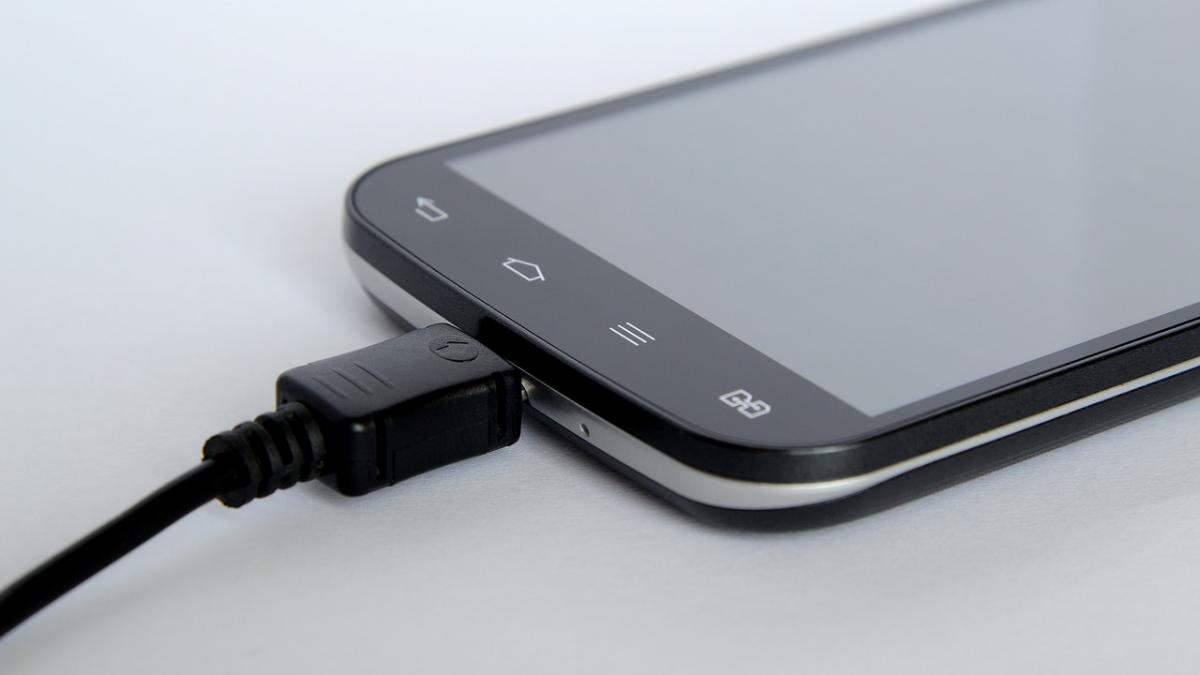 s a dus sa si amaneteze telefonul dar nimeni nu se astepta la ce avea sa faca vasluianul cu banii