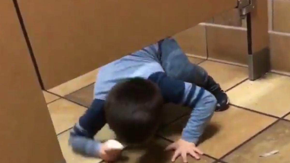 se afla intr o toaleta cand s a trezit cu un musafir neasteptat este incredibil ce a urmat barbatul