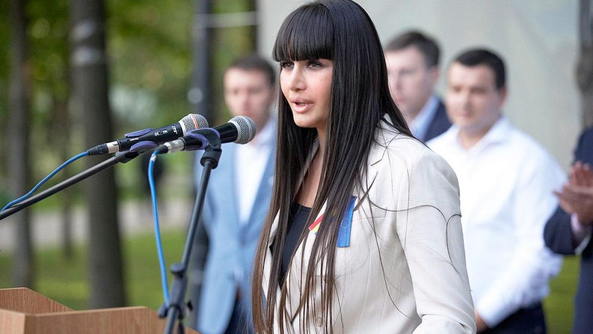 cum a venit imbracata elena basescu la un interviu si cum au reactionat jurnalistii