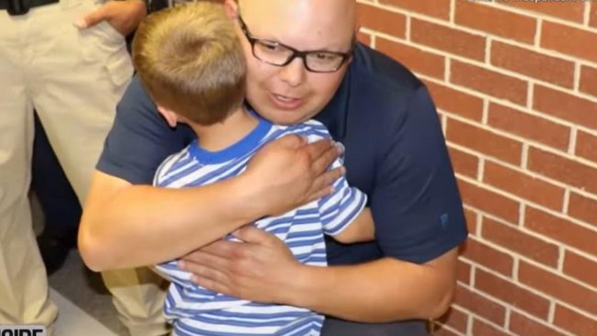 era prima zi de scoala a baiatului cand a intrat pe poarta scolii toti profesorii si colegii sai au