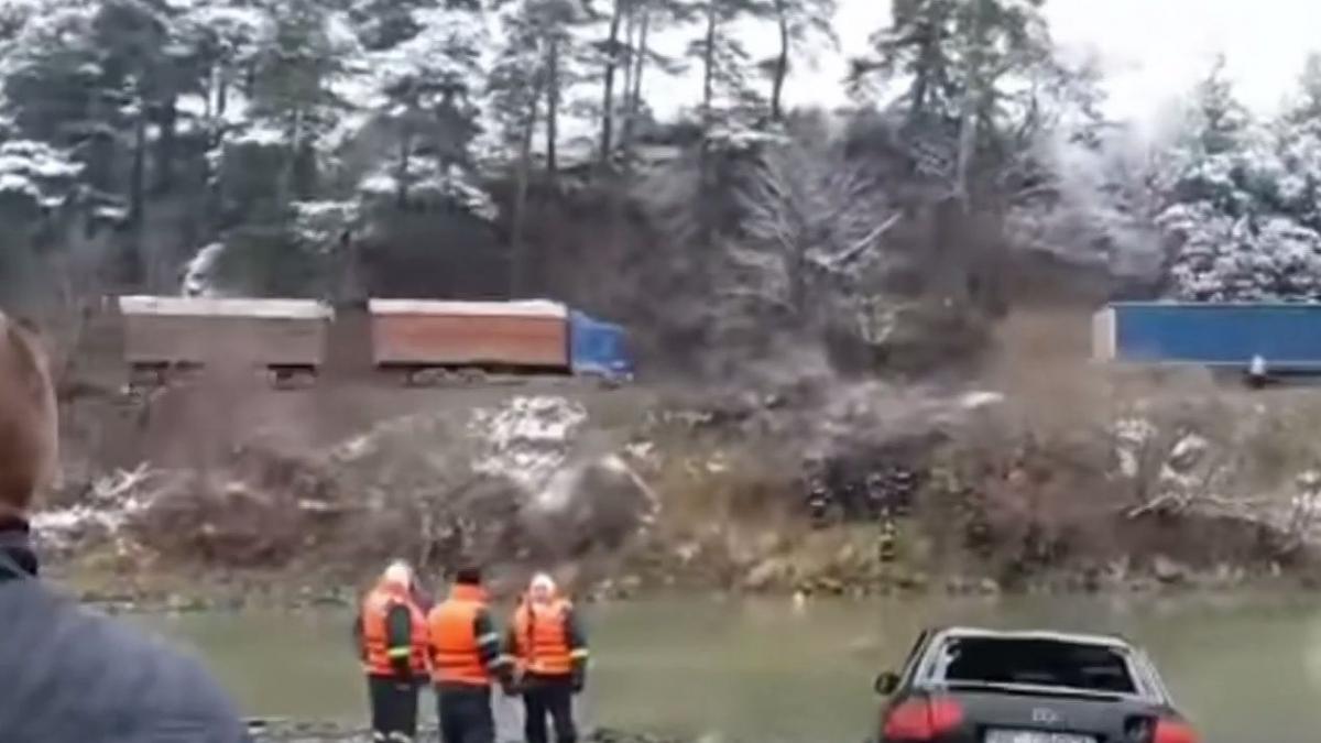 interventie dramatica pe valea oltului o masina a cazut in rau iar doua persoane sunt de negasit